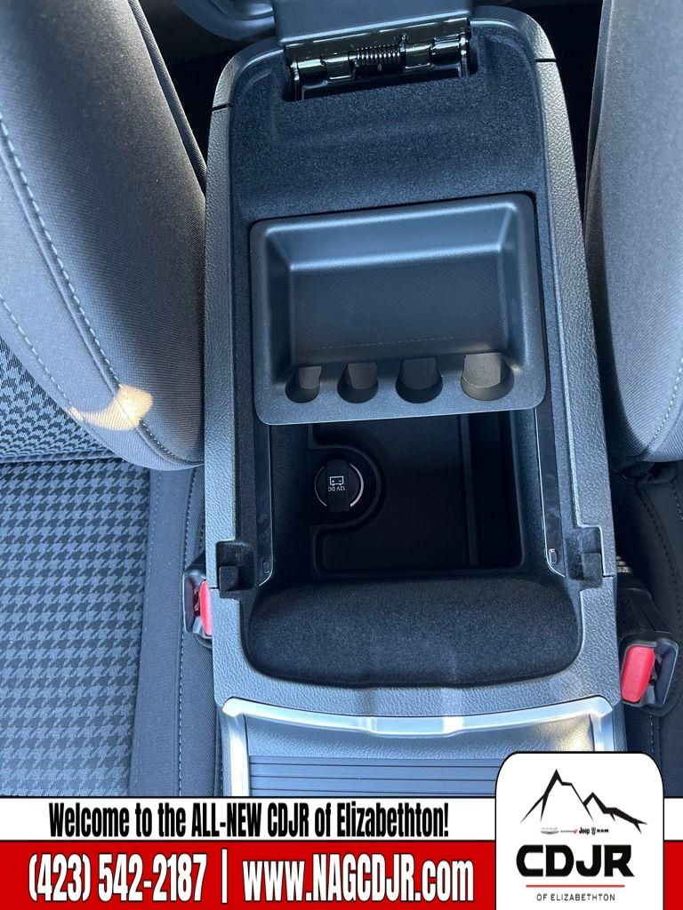 Vehicle image 27 of 30