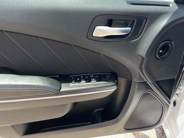 Vehicle image 22 of 31