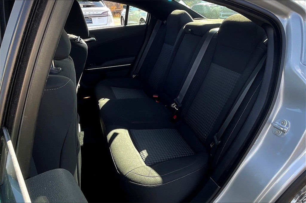 Vehicle image 10 of 14