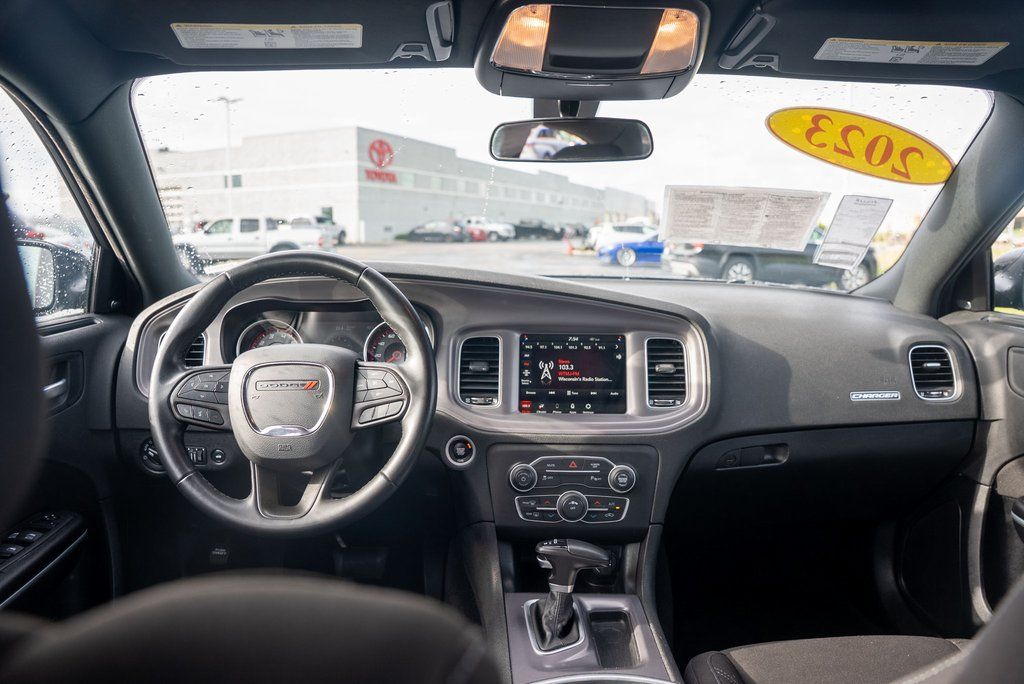 Vehicle image 17 of 37