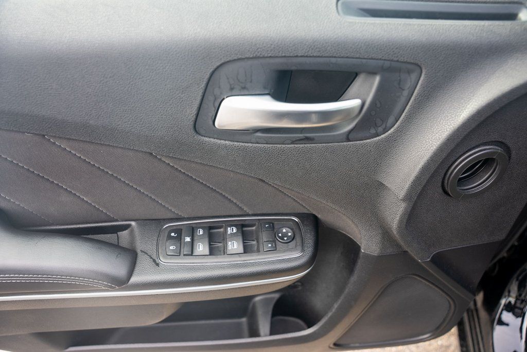 Vehicle image 29 of 37