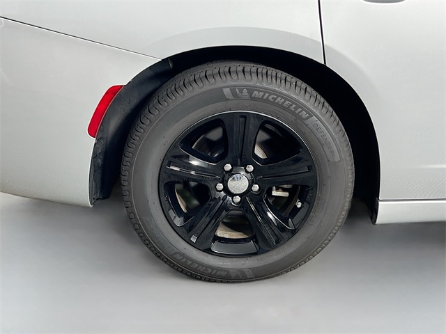 Vehicle image 37 of 41