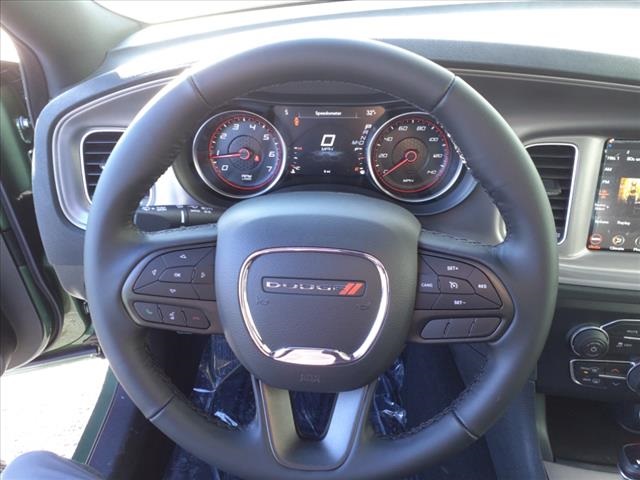 Vehicle image 17 of 19