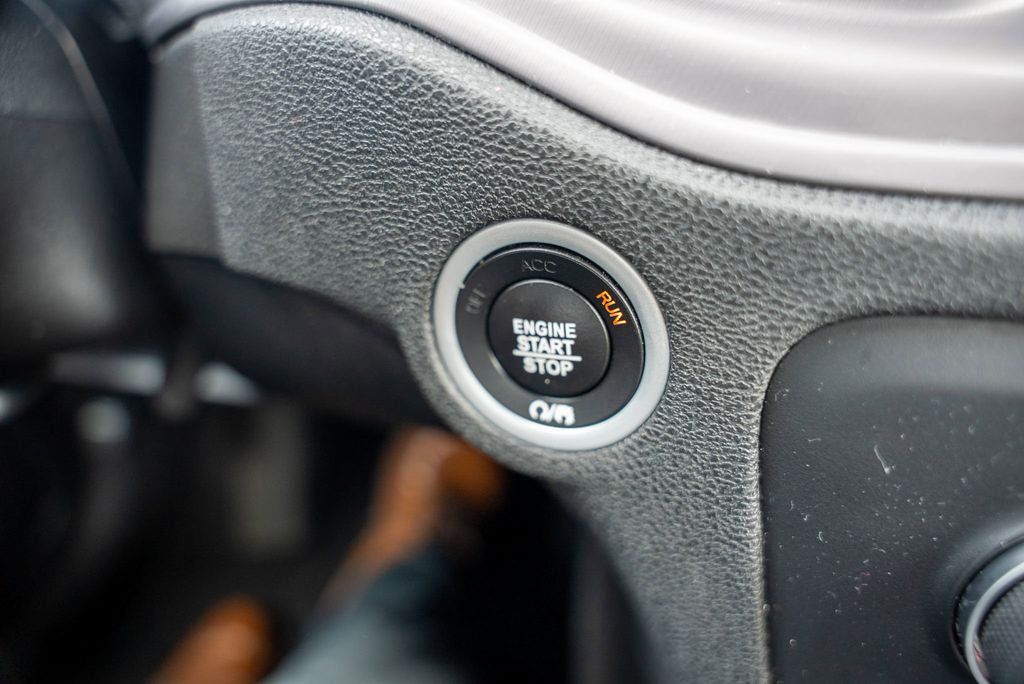 Vehicle image 25 of 42