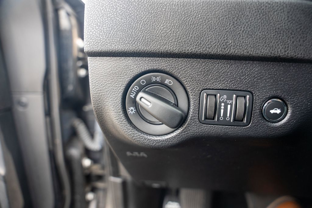 Vehicle image 21 of 42