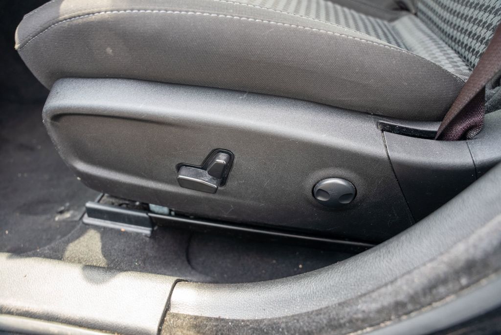 Vehicle image 18 of 42