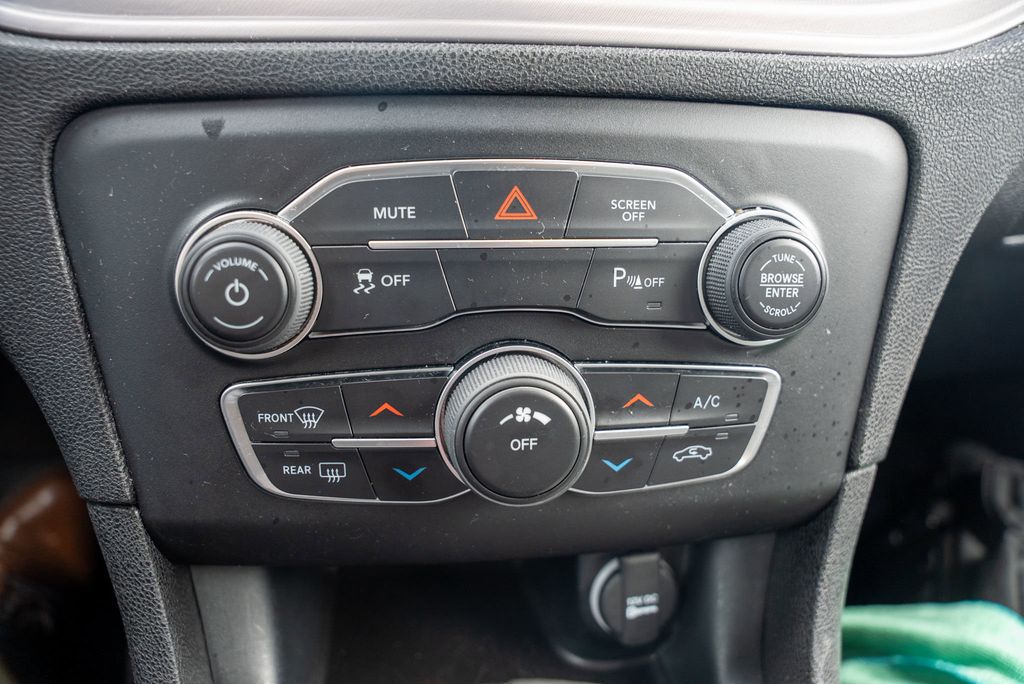 Vehicle image 27 of 42