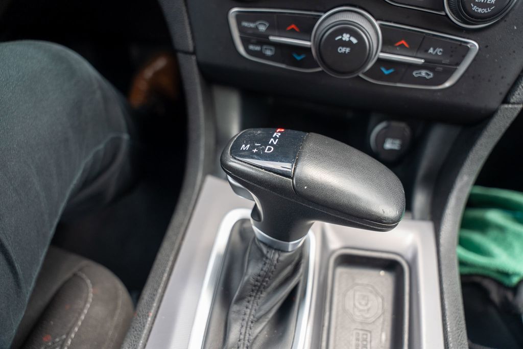Vehicle image 26 of 42