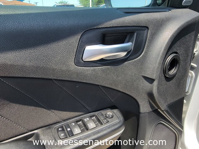 Vehicle image 15 of 33