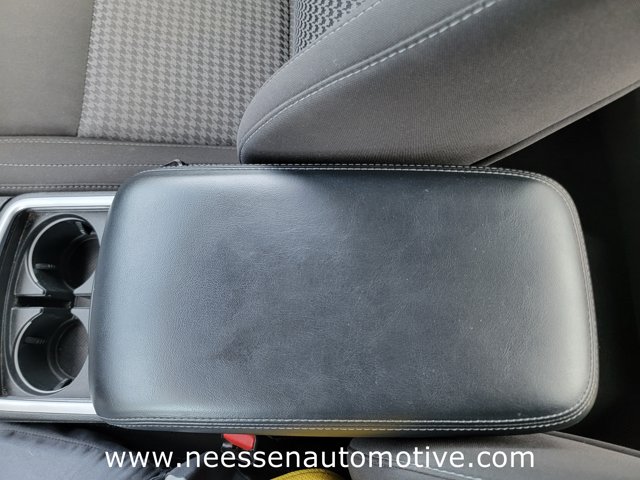 Vehicle image 27 of 33