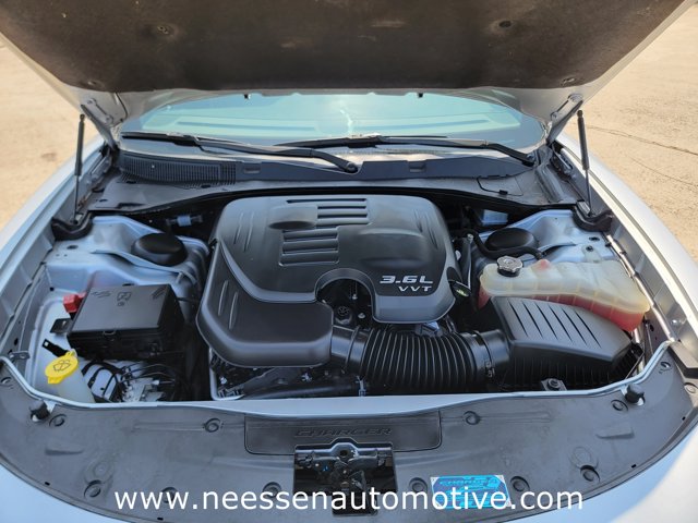 Vehicle image 31 of 33