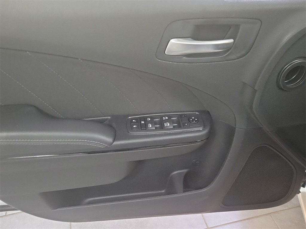 Vehicle image 11 of 17