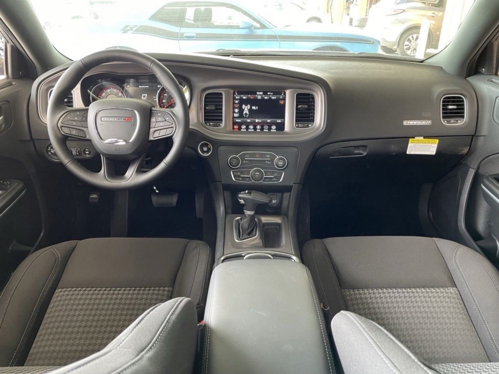 Vehicle image 21 of 34