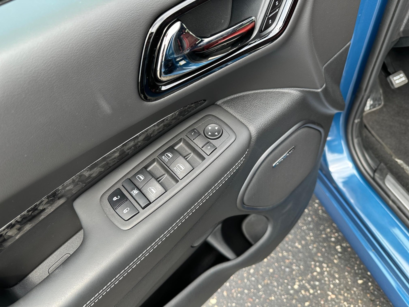 Vehicle image 27 of 36
