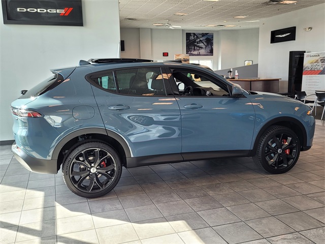 Vehicle image 4 of 16