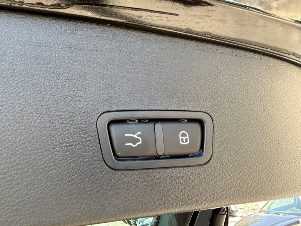Vehicle image 32 of 53