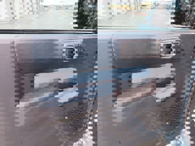 Vehicle image 14 of 27