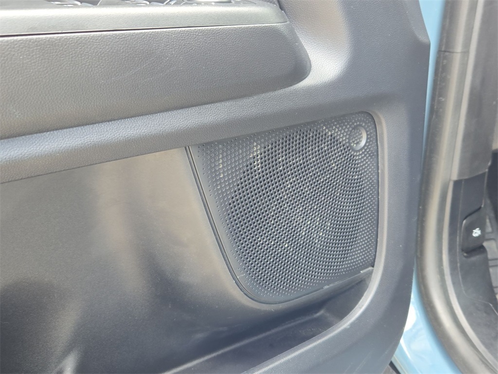 Vehicle image 32 of 40