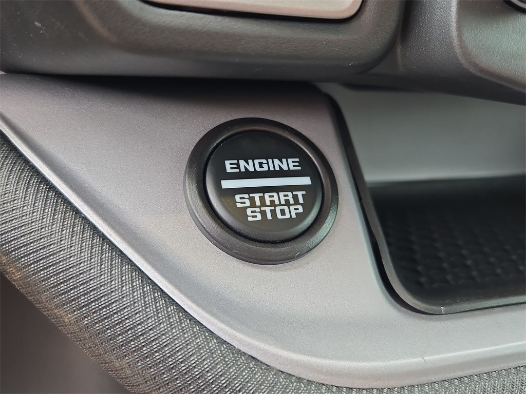 Vehicle image 34 of 40