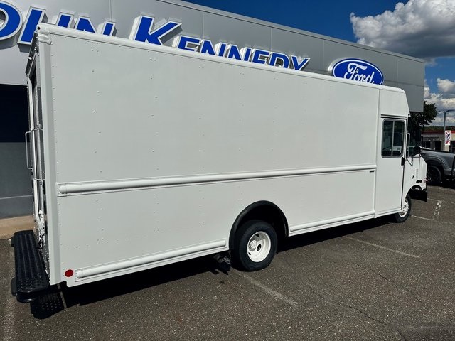 Vehicle image 4 of 9