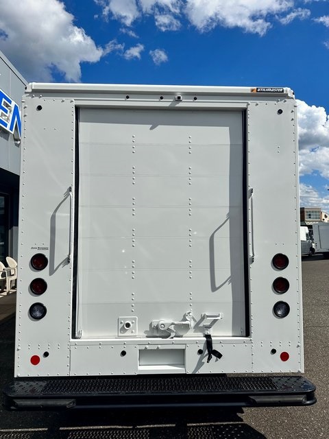 Vehicle image 6 of 9