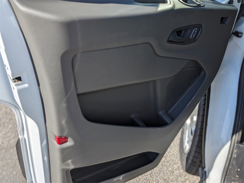 Vehicle image 14 of 32