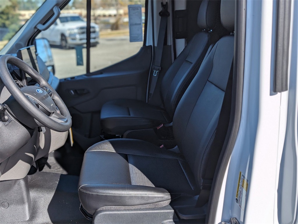 Vehicle image 16 of 32