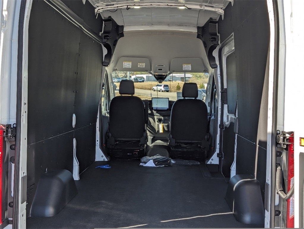 Vehicle image 9 of 32