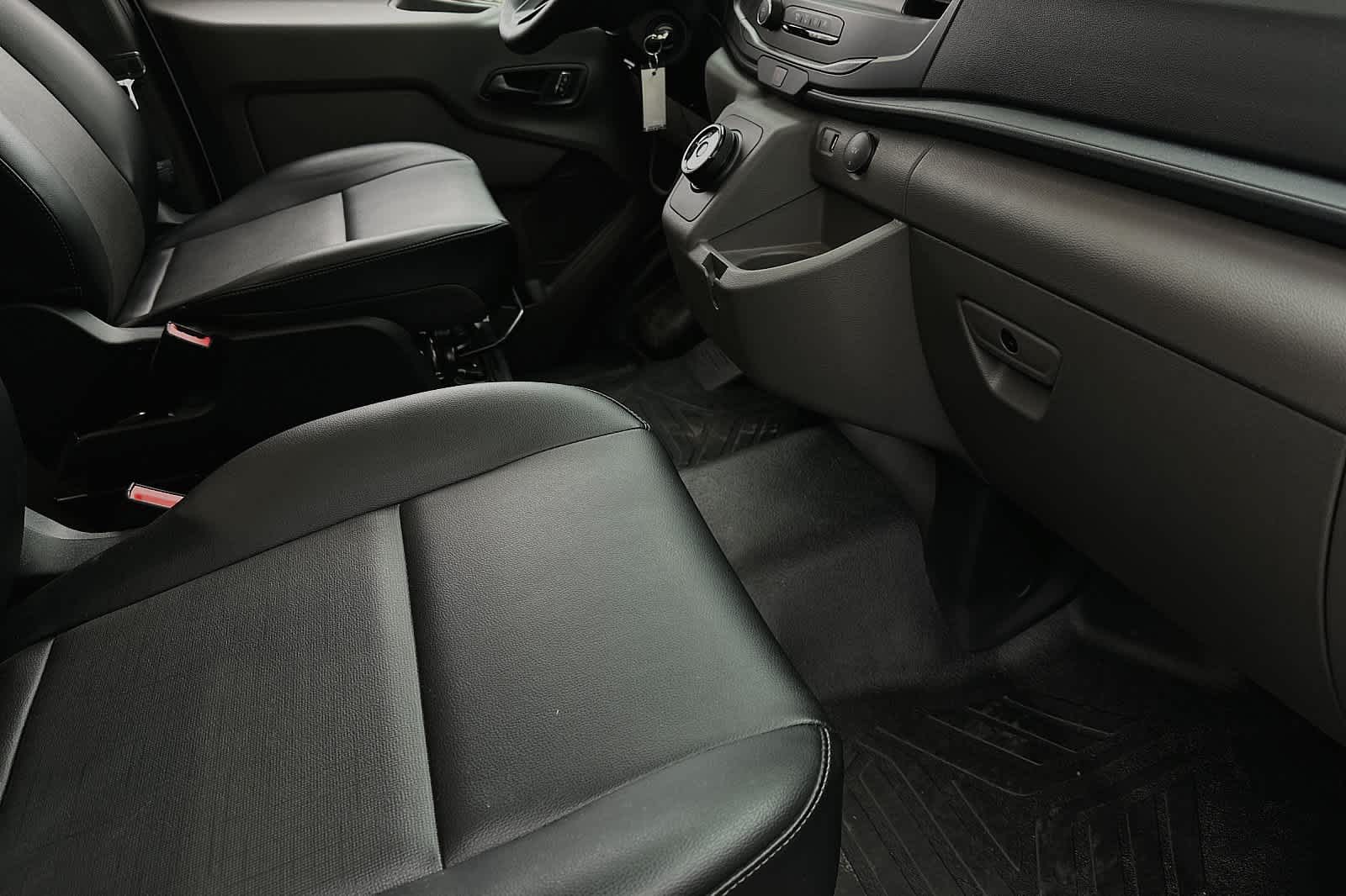 Vehicle image 17 of 27