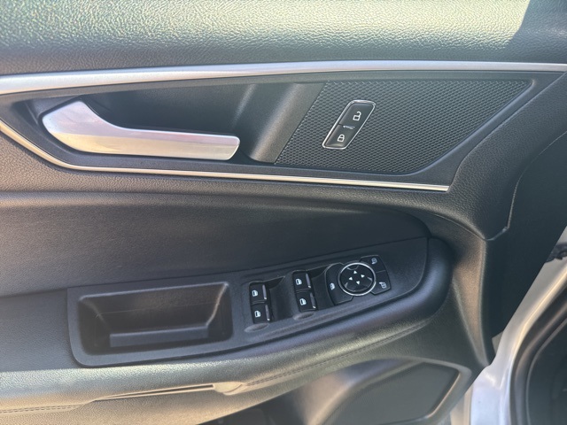 Vehicle image 25 of 30