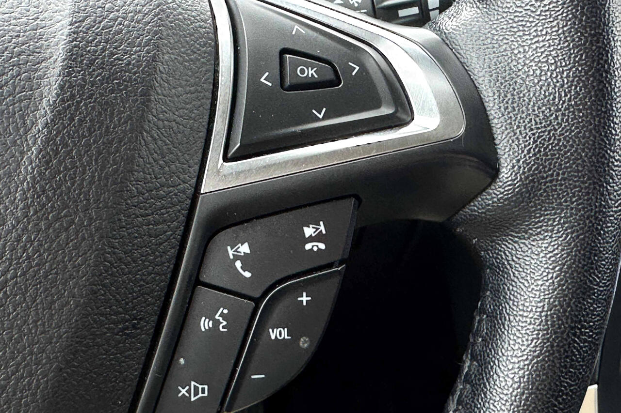 Vehicle image 23 of 26