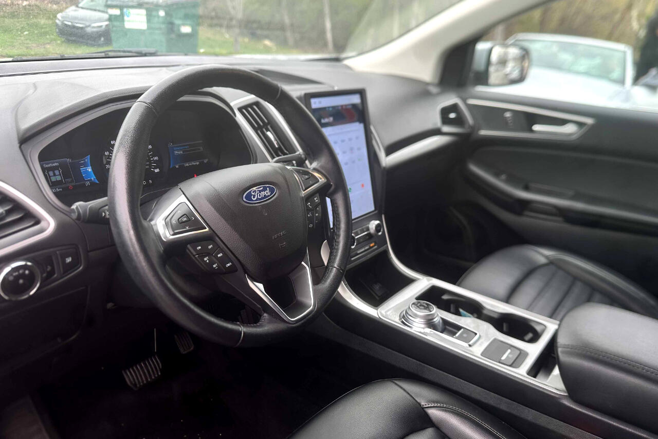 Vehicle image 17 of 26