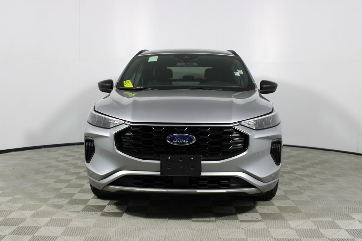 2023 Ford Escape ST-Line Image 3 of 39