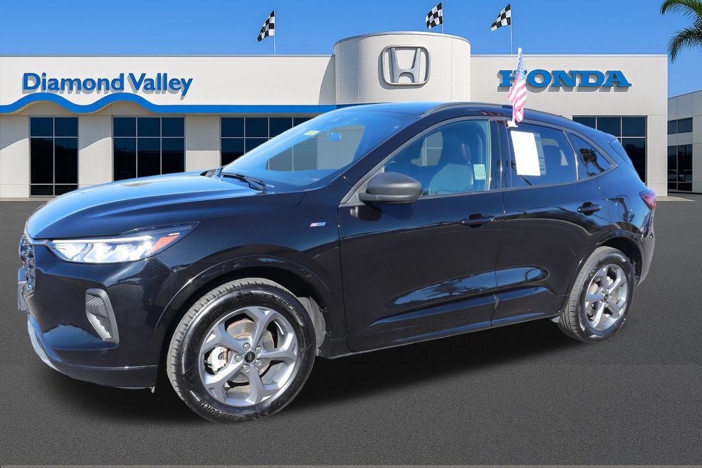 2023 Ford Escape ST-Line Image 2 of 23