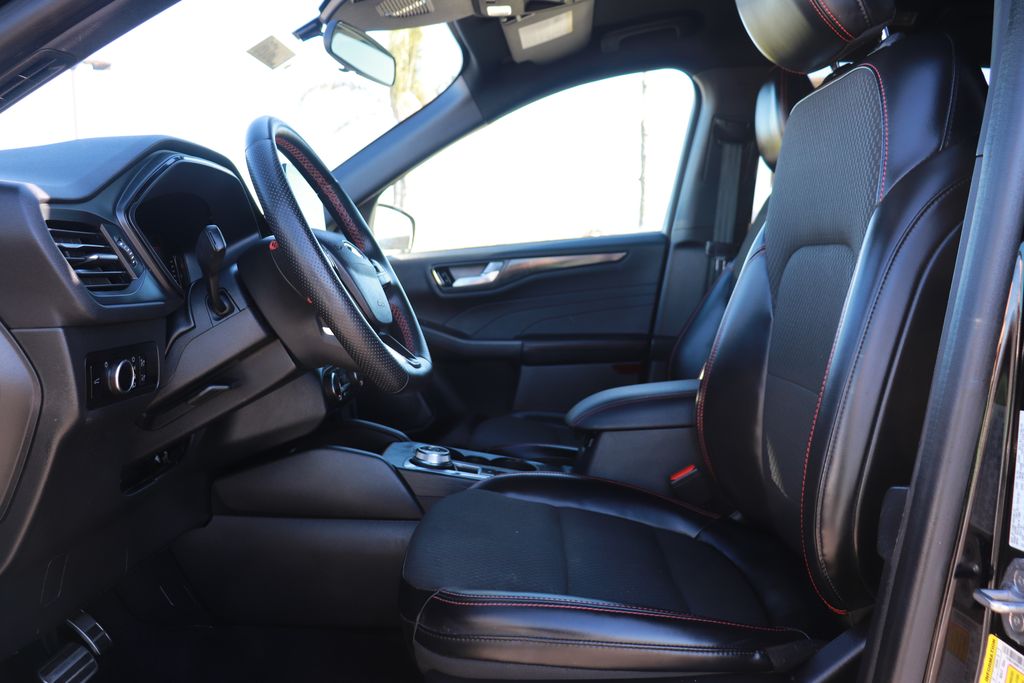 2023 Ford Escape ST-Line Image 9 of 23