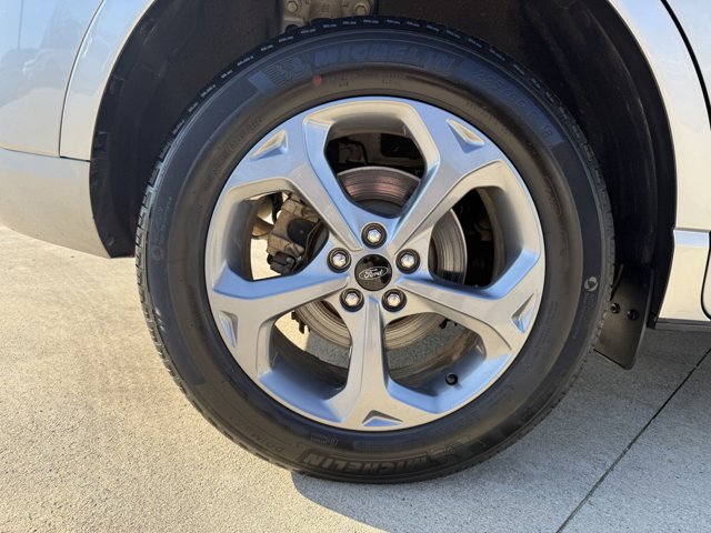 Vehicle image 33 of 76