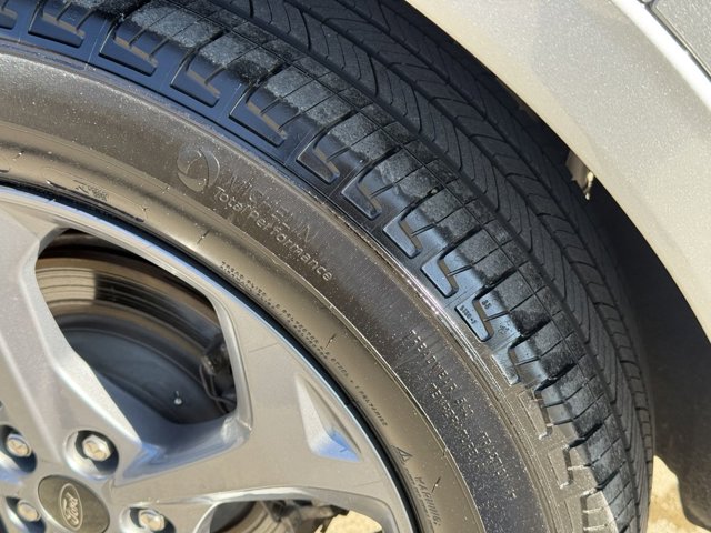 Vehicle image 32 of 76