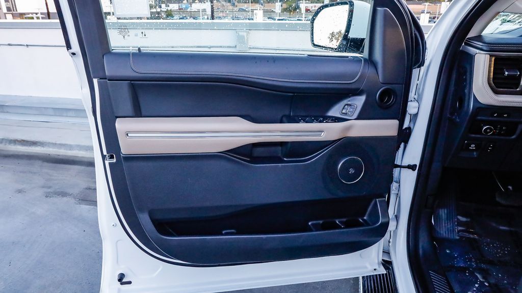 2023 Ford Expedition Limited Image 27 of 30