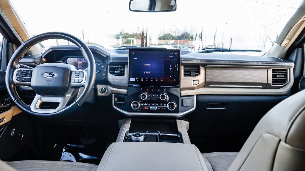 2023 Ford Expedition Limited Image 17 of 30