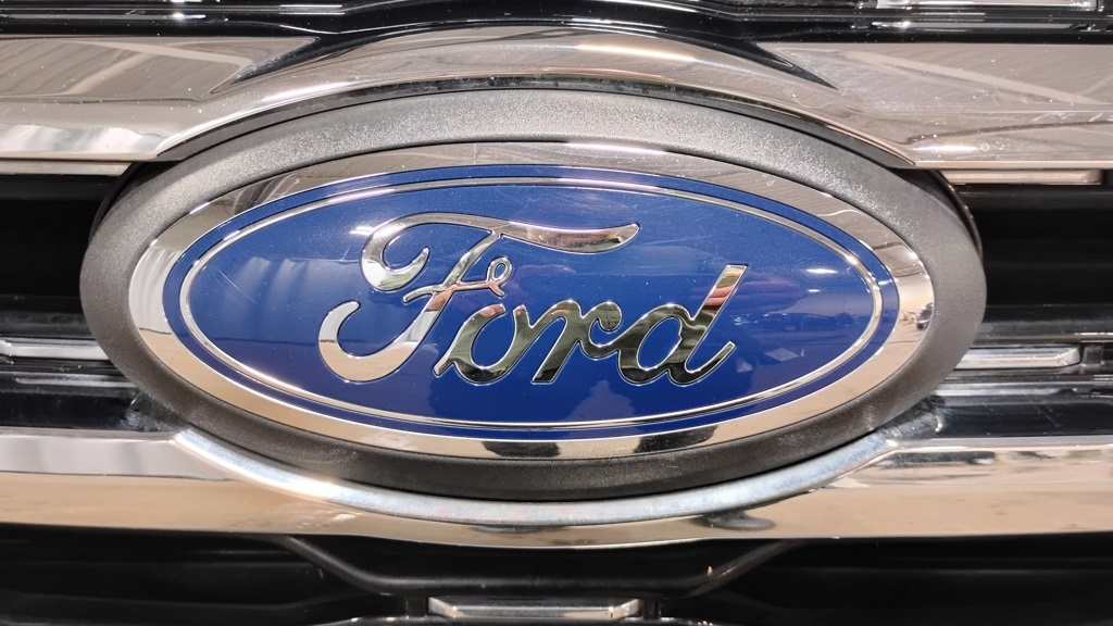Vehicle image 10 of 44