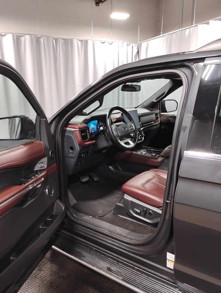 Vehicle image 16 of 44
