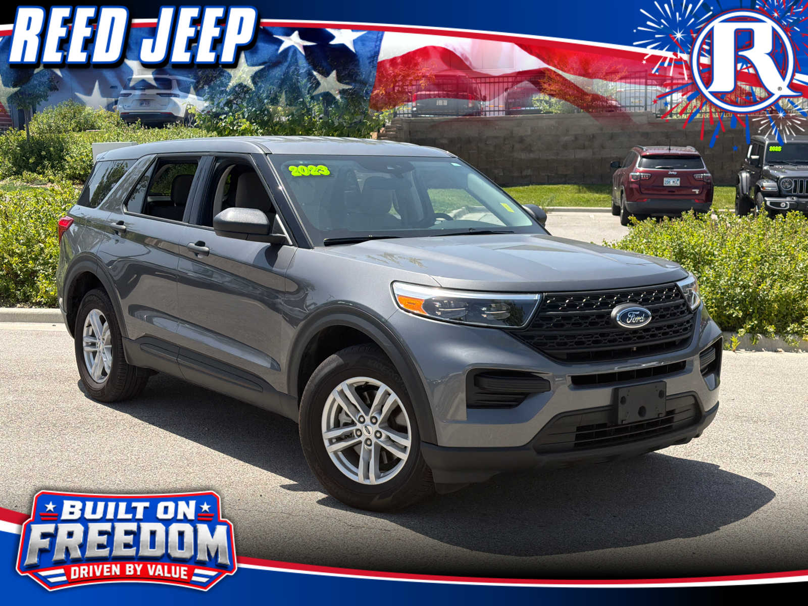 2023 Ford Explorer Base Image 3 of 32
