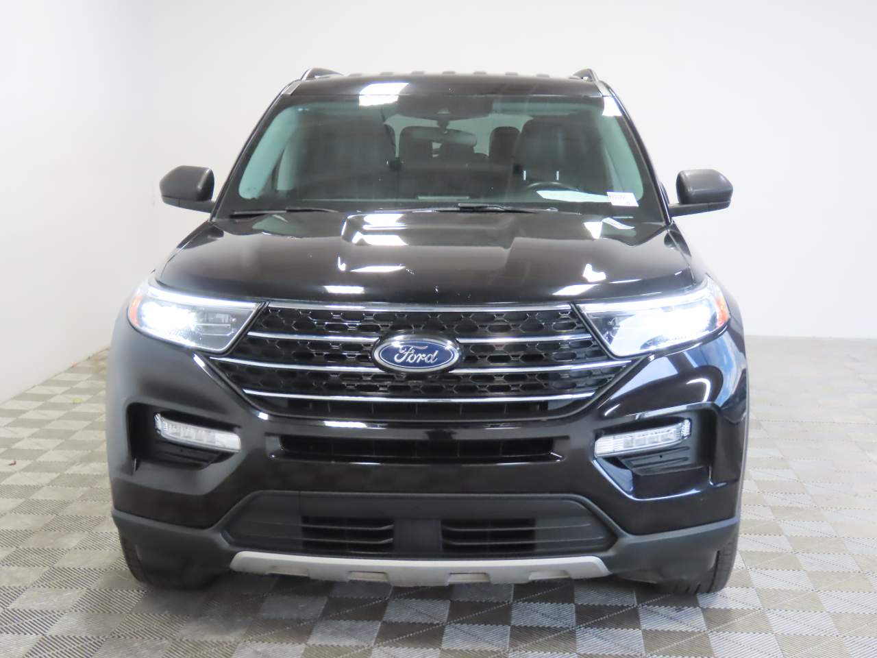 2023 Ford Explorer XLT Image 2 of 18