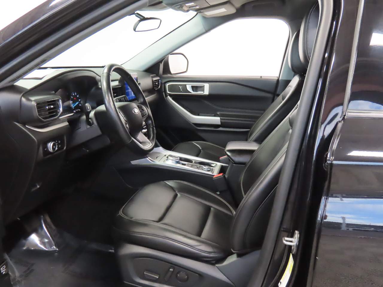 2023 Ford Explorer XLT Image 9 of 18