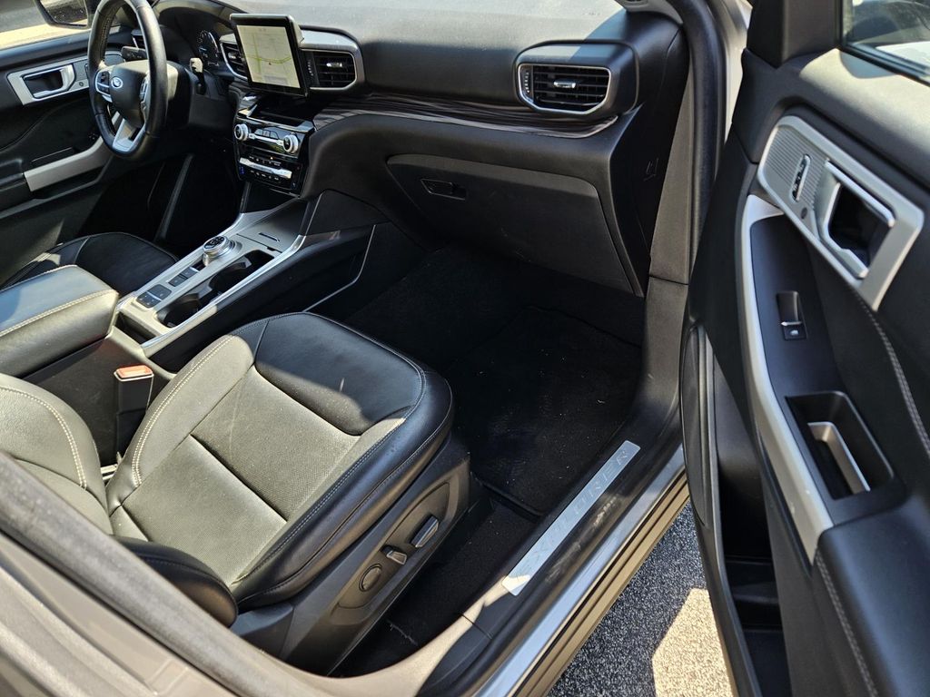 2023 Ford Explorer Limited Image 27 of 33