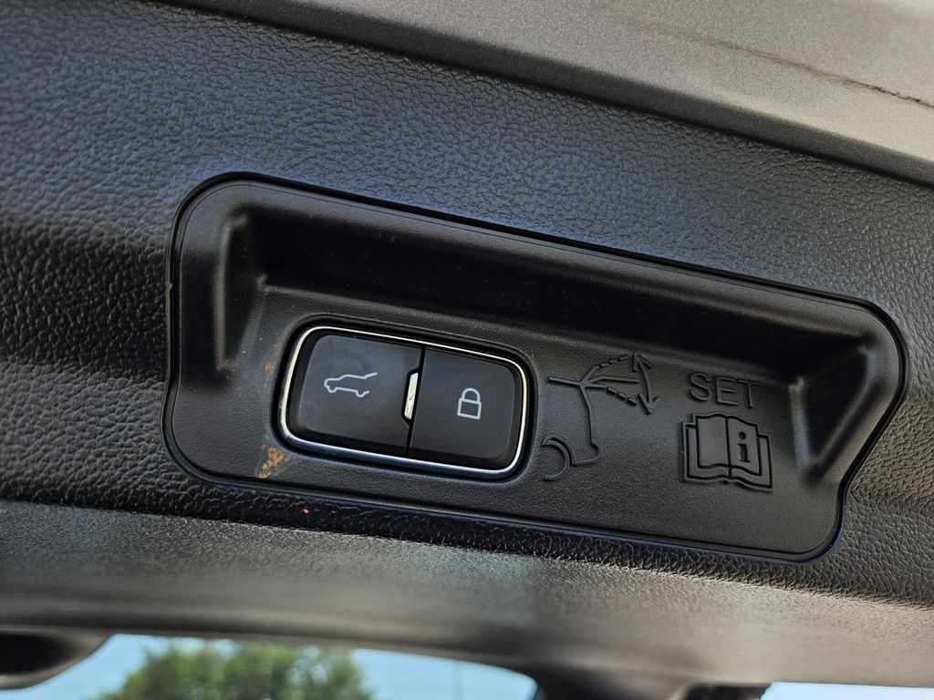 2023 Ford Explorer Limited Image 29 of 33