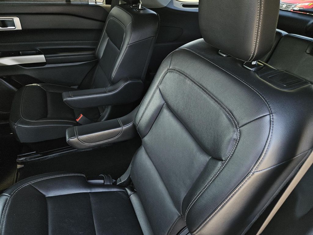 2023 Ford Explorer Limited Image 8 of 33