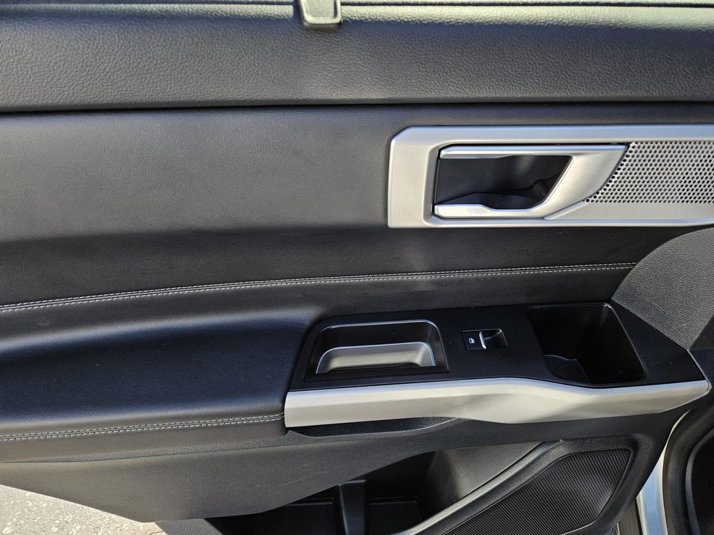 2023 Ford Explorer Limited Image 22 of 33