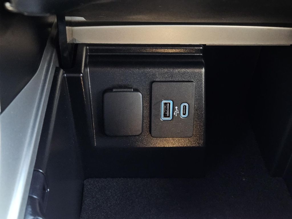 2023 Ford Explorer Limited Image 25 of 33