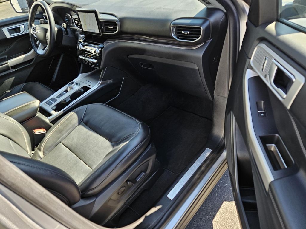 2023 Ford Explorer Limited Image 12 of 33